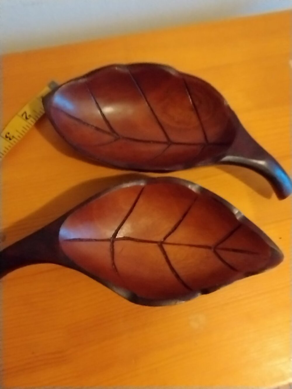 Wooden leaf. Bowls decor